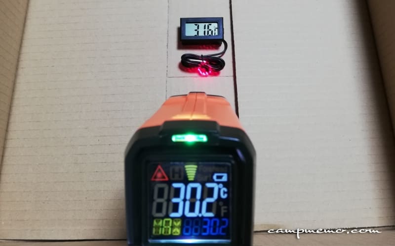 赤外線放射温度計で温度計のセンサー部分を測定